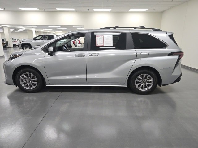 2024 Toyota Sienna LE photo 3