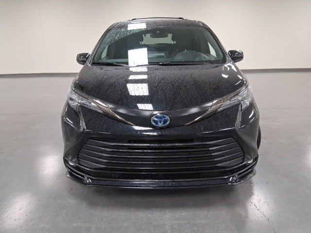 2024 Toyota Sienna Woodland Edition photo 2