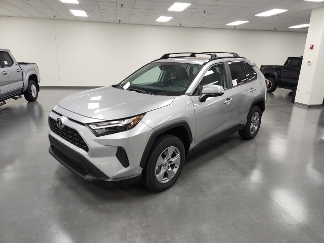 2025 Toyota RAV4 XLE photo 2