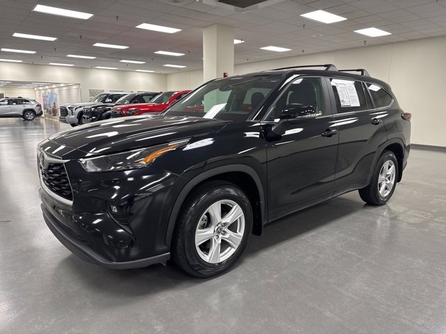 2024 Toyota Highlander LE photo 3