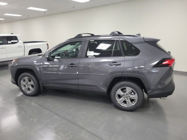 2025 Toyota RAV4 XLE photo 3