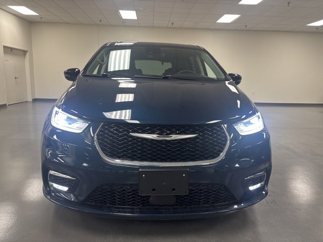 2024 Chrysler Pacifica Touring L photo 2