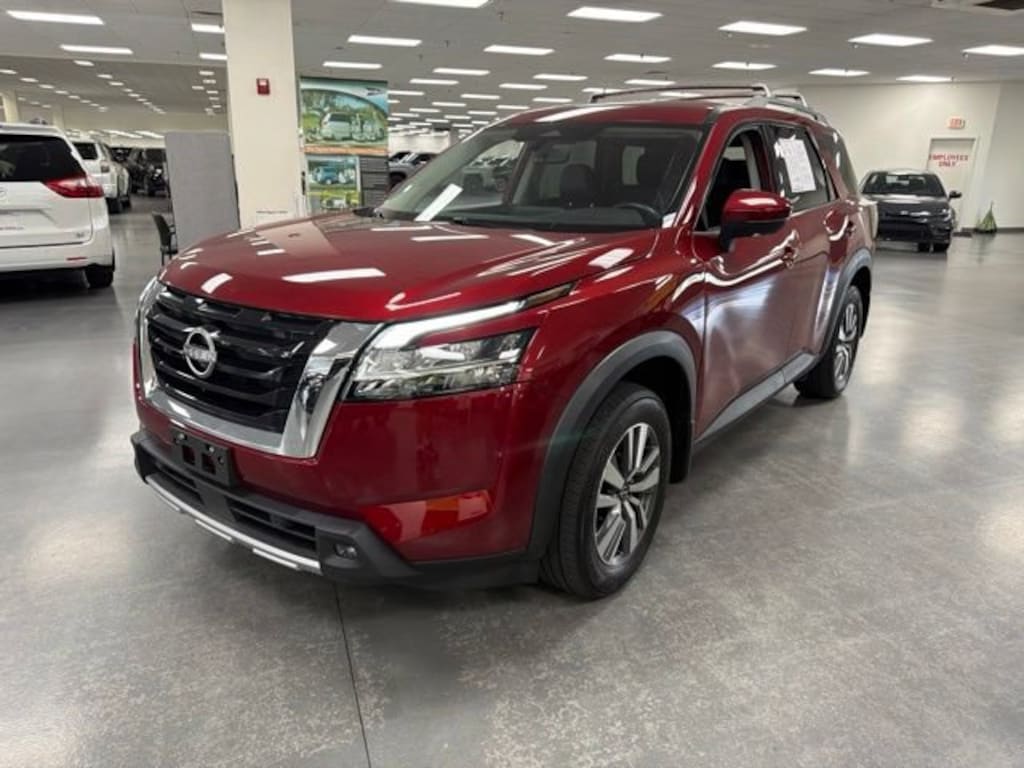 Used 2023 Nissan Pathfinder SL SUV