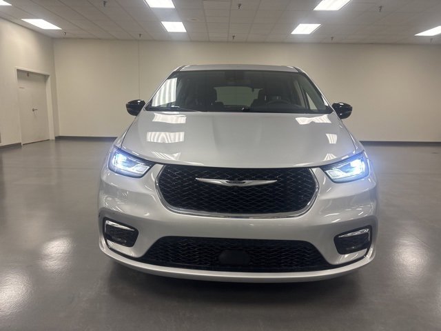 2024 Chrysler Pacifica Touring L photo 2