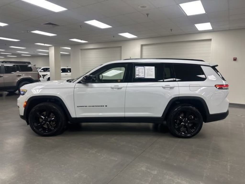 Used 2023 Jeep Grand Cherokee Altitude SUV