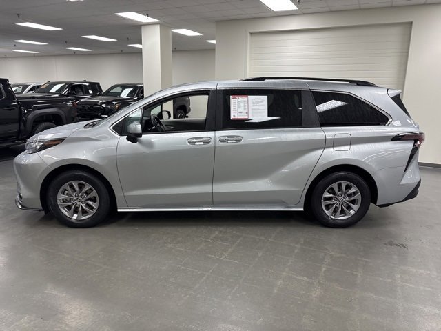 2024 Toyota Sienna XLE photo 4