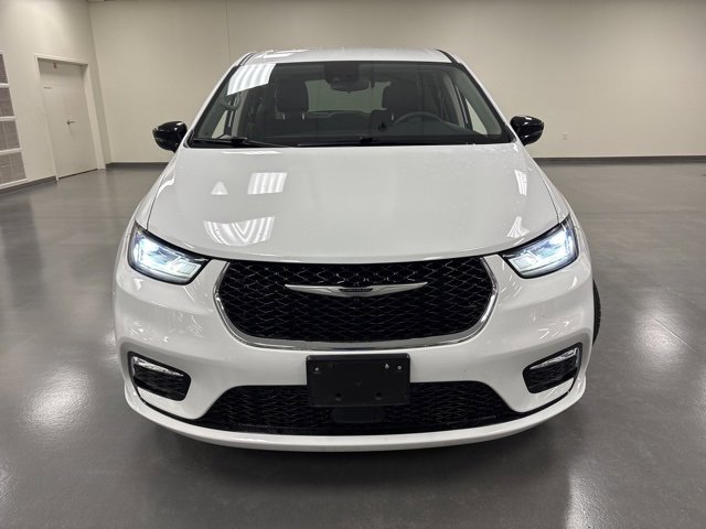 2024 Chrysler Pacifica Touring L photo 2