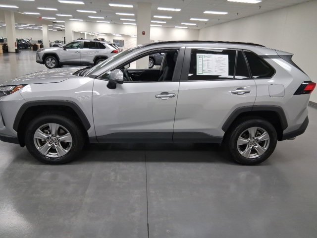 2023 Toyota RAV4 XLE photo 3