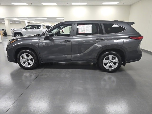 2023 Toyota Highlander LE photo 3
