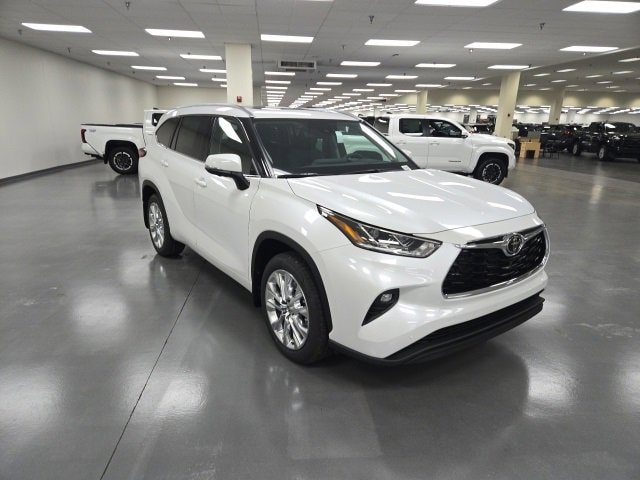 2026 Toyota Highlander Limited's photo