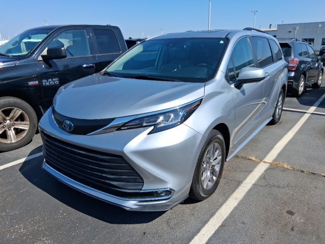 2021 Toyota Sienna XLE photo 3