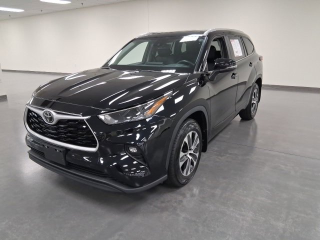 2023 Toyota Highlander L photo 3
