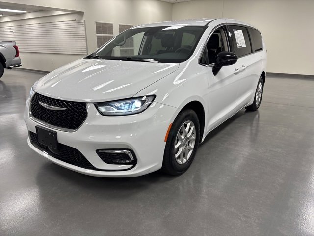 2024 Chrysler Pacifica Touring L photo 3