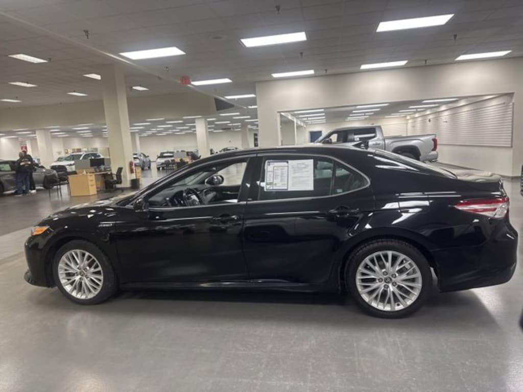 Used 2020 Toyota Camry Hybrid Hybrid XLE Sedan