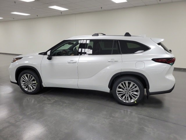 2025 Toyota Highlander Platinum photo 2