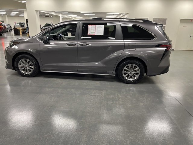 2024 Toyota Sienna LE photo 4