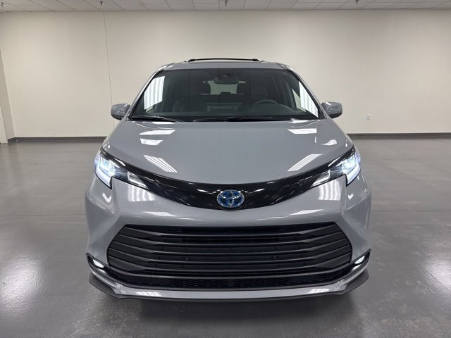 2025 Toyota Sienna Woodland Edition photo 2