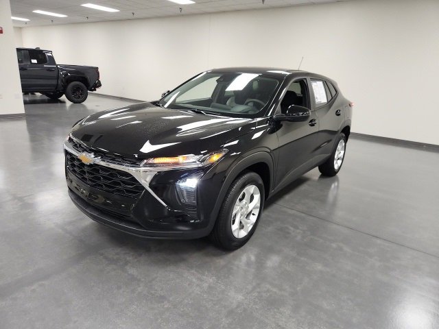 2025 Chevrolet Trax LS photo 3
