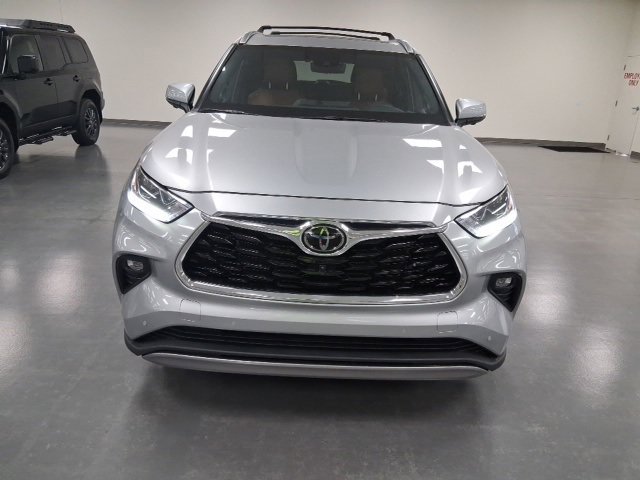 2024 Toyota Highlander LE photo 2