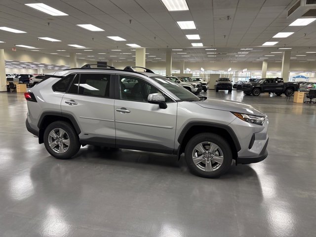 2025 Toyota RAV4 Hybrid XLE photo 4