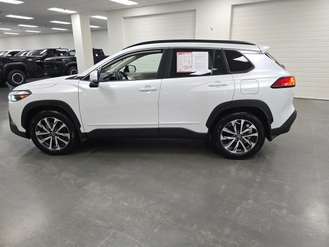 2023 Toyota Corolla Cross XLE photo 3