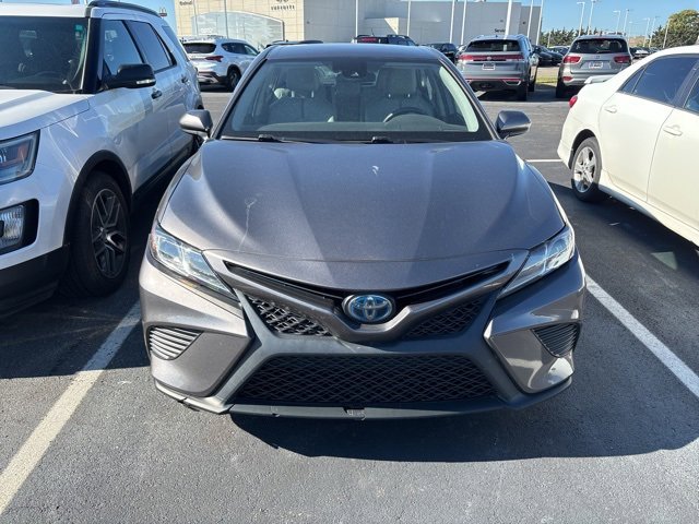 2020 Toyota Camry Hybrid SE photo 2