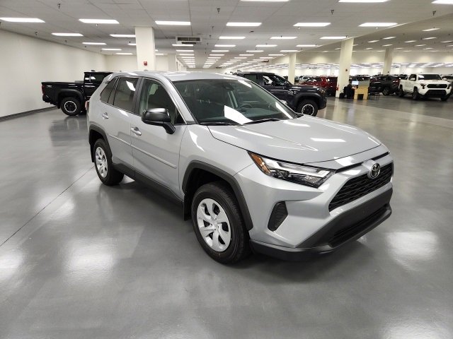 2025 Toyota RAV4 LE's photo