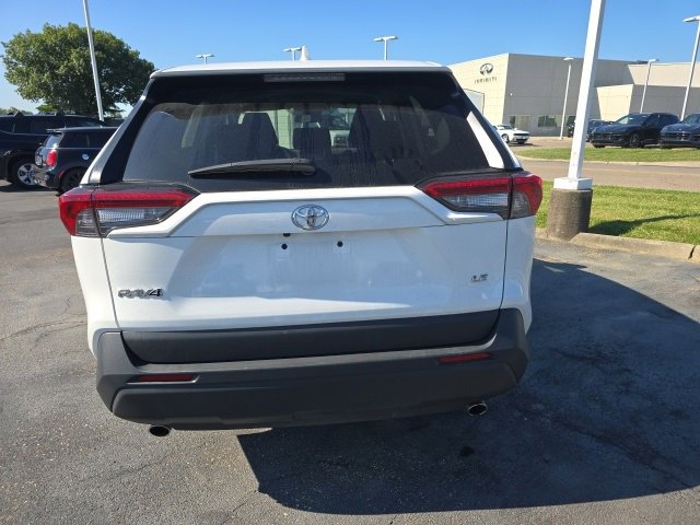 2022 Toyota RAV4 LE photo 4