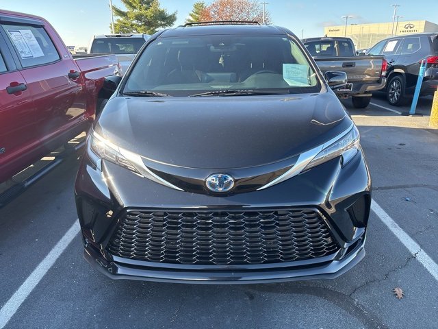 2022 Toyota Sienna XSE photo 2