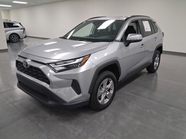 2022 Toyota RAV4 XLE photo 3