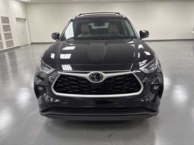 2024 Toyota Highlander XLE photo 2