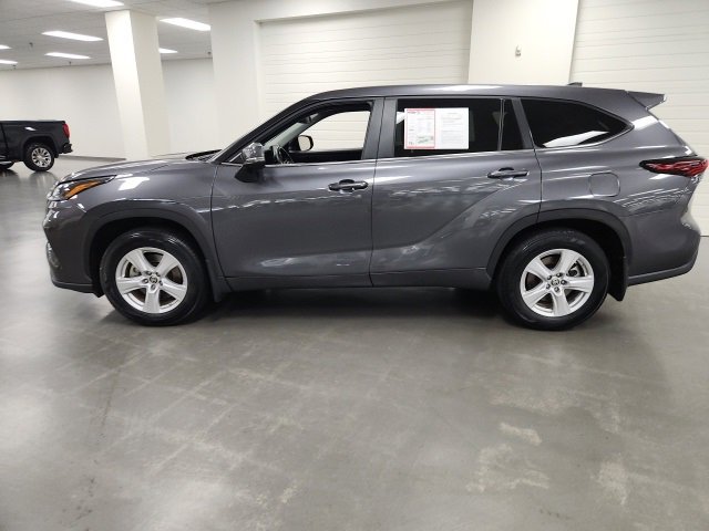 2024 Toyota Highlander LE photo 4