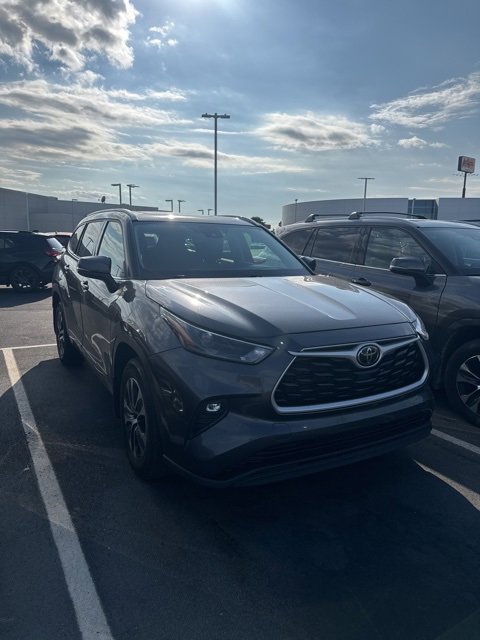 2022 Toyota Highlander XLE photo 2