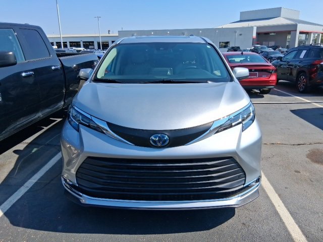 2021 Toyota Sienna XLE photo 2
