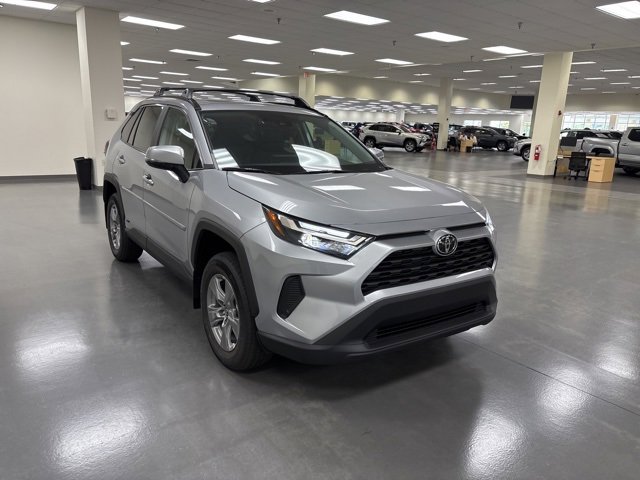 2025 Toyota RAV4 Hybrid XLE photo 3