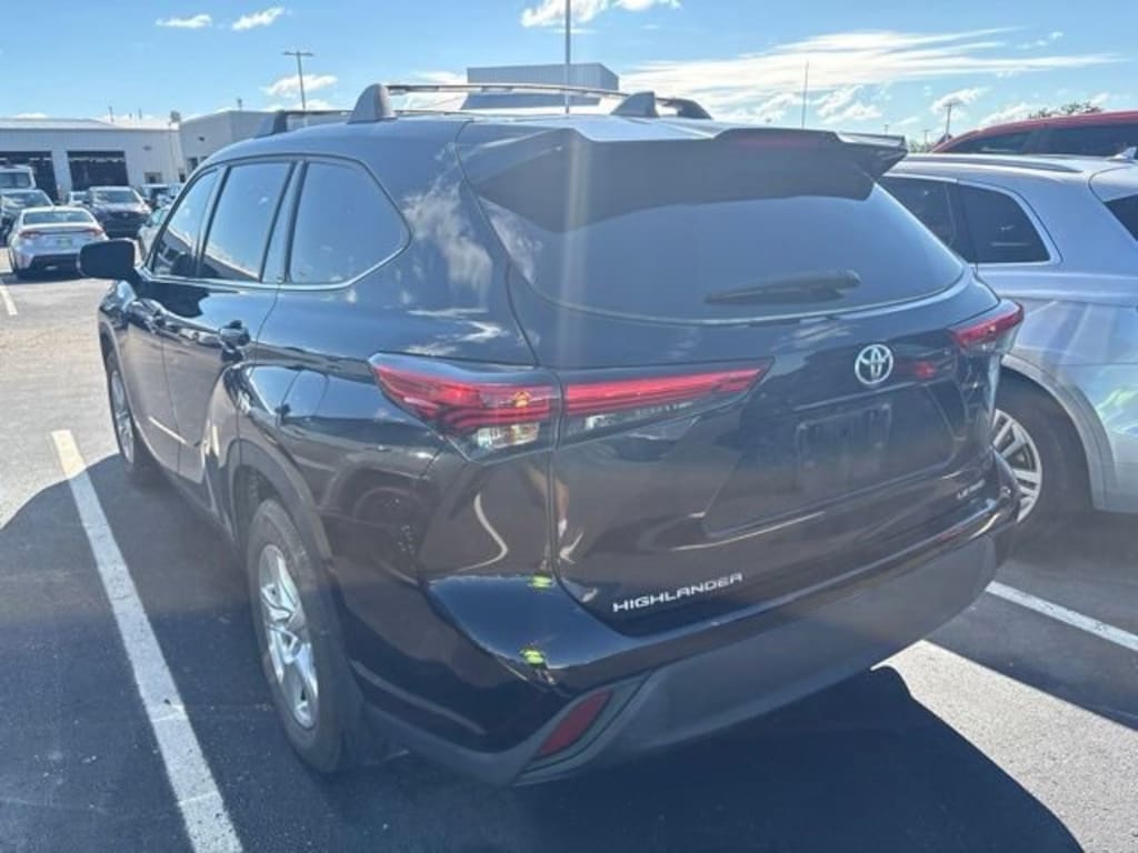 Used 2022 Toyota Highlander LE SUV