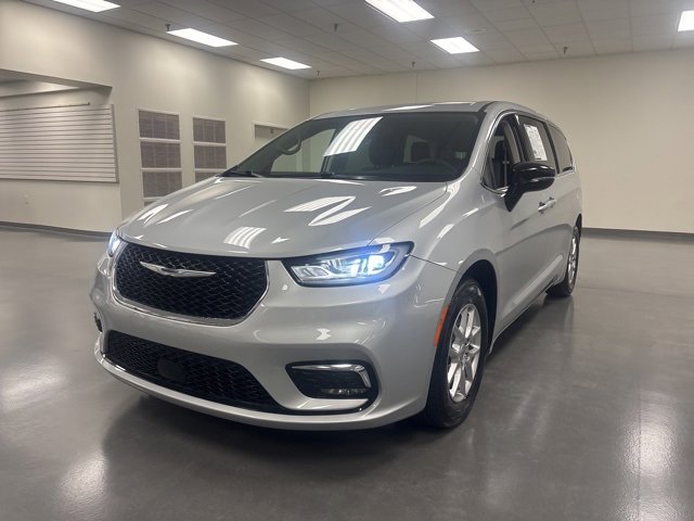 2024 Chrysler Pacifica Touring L photo 3