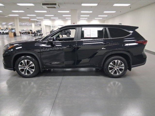2024 Toyota Highlander XLE photo 2