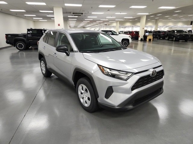 2025 Toyota RAV4 LE's photo