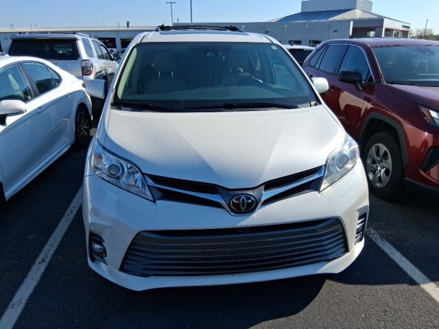 2019 Toyota Sienna XLE Premium photo 2