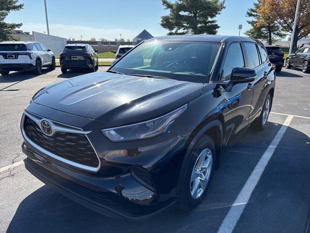 2023 Toyota Highlander L photo 3