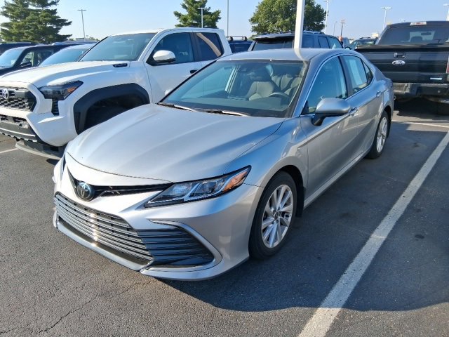 2023 Toyota Camry LE photo 3