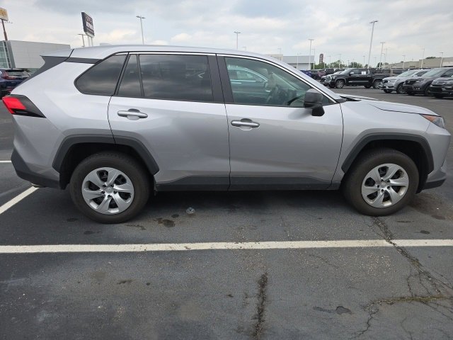 2022 Toyota RAV4 LE photo 4