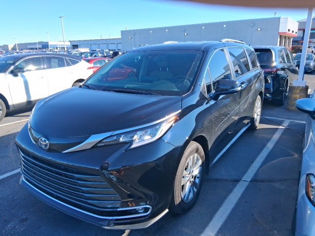 2023 Toyota Sienna Limited photo 3