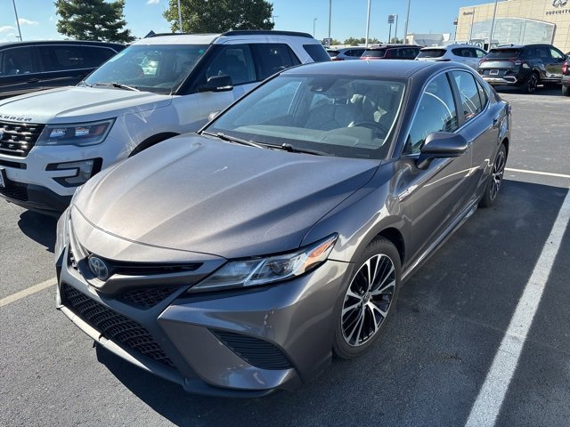 2020 Toyota Camry Hybrid SE photo 3