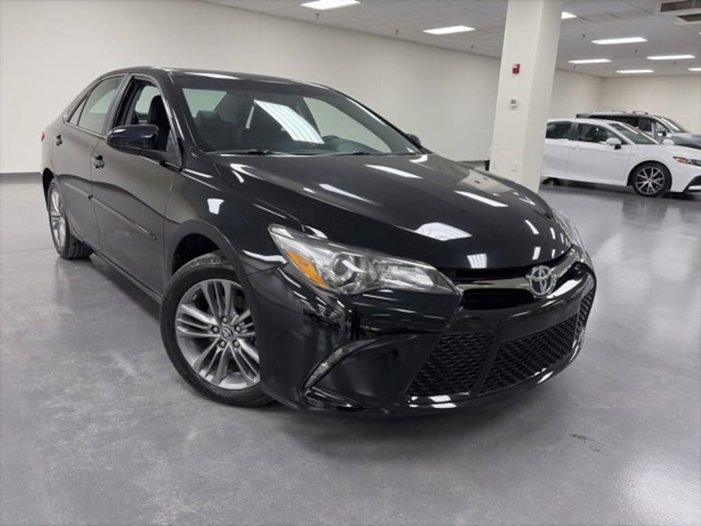 Used 2017 Toyota Camry SE Sedan
