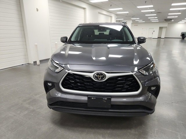 2024 Toyota Highlander LE photo 2