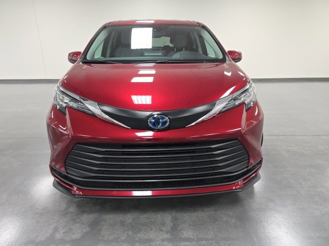 2023 Toyota Sienna LE photo 2