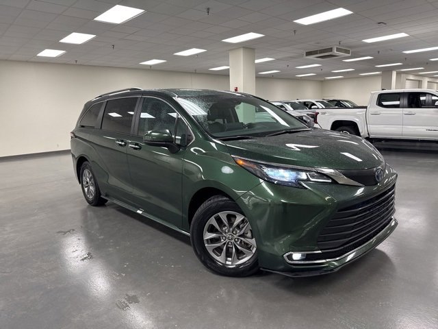 2024 Toyota Sienna XLE's photo