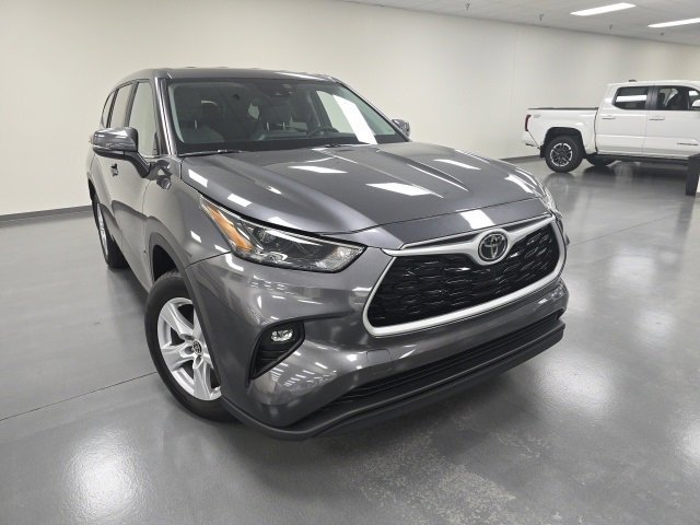 2023 Toyota Highlander LE's photo